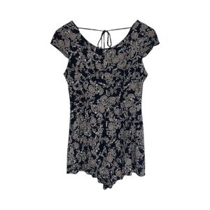Catch Me Floral Romper Women’s Medium Navy Beige Cream Short Sleeve NWOT